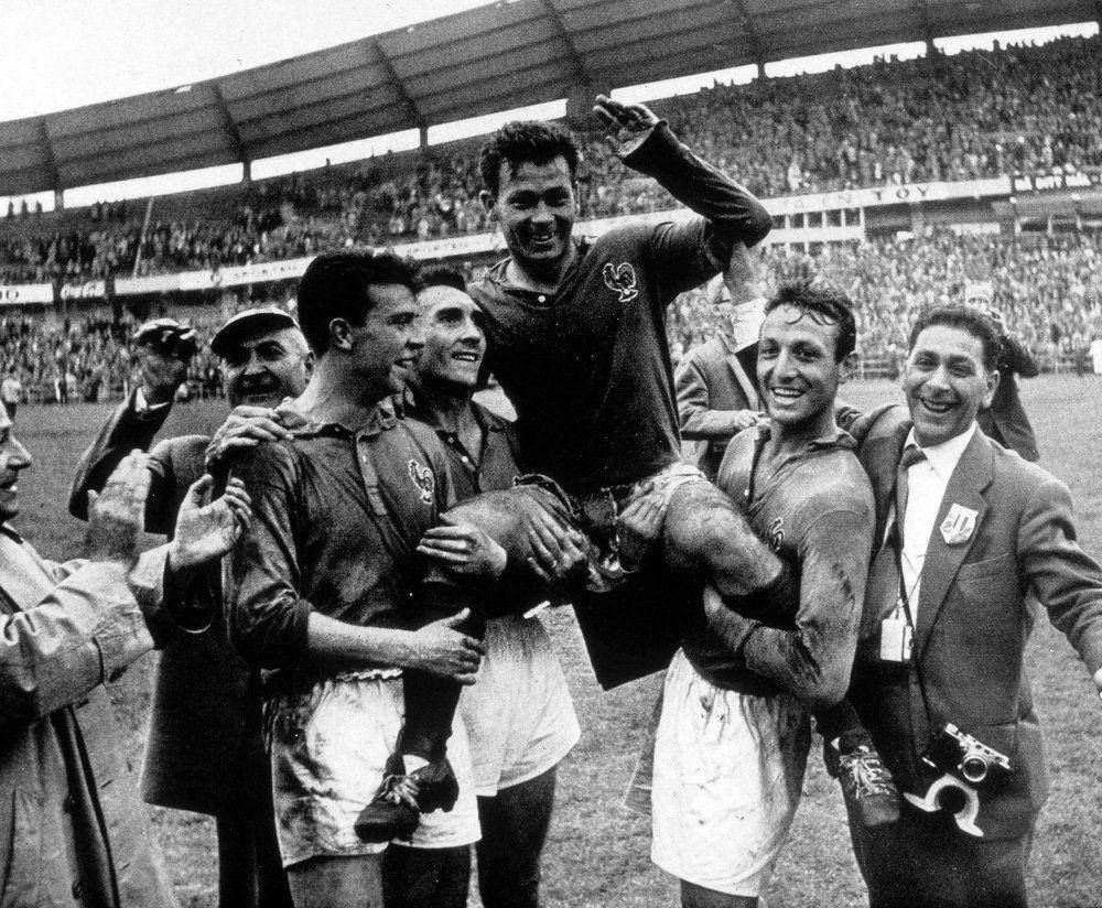 Just Fontaine diangkat oleh rekan-rekannya di Timnas Prancis. (fifa.com)