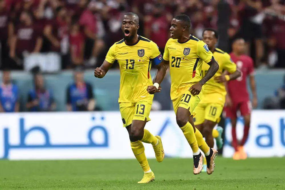 Para pemain Ekuador merayakan gol ke gawang Qatar di Piala Dunia 2022. (fifa.com)