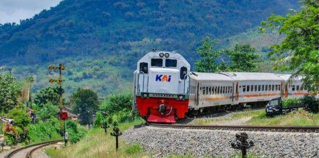 kereta api Indonesia (instagram.com/ahmadkosasih33)