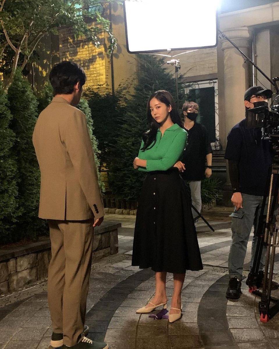 OOTD kasual ala Kim Ga Eun (instagram.com/ggani8918)