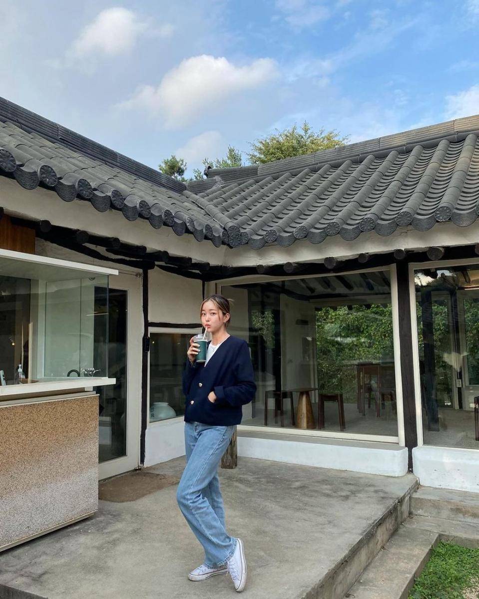 OOTD kasual ala Kim Ga Eun (instagram.com/ggani8918)