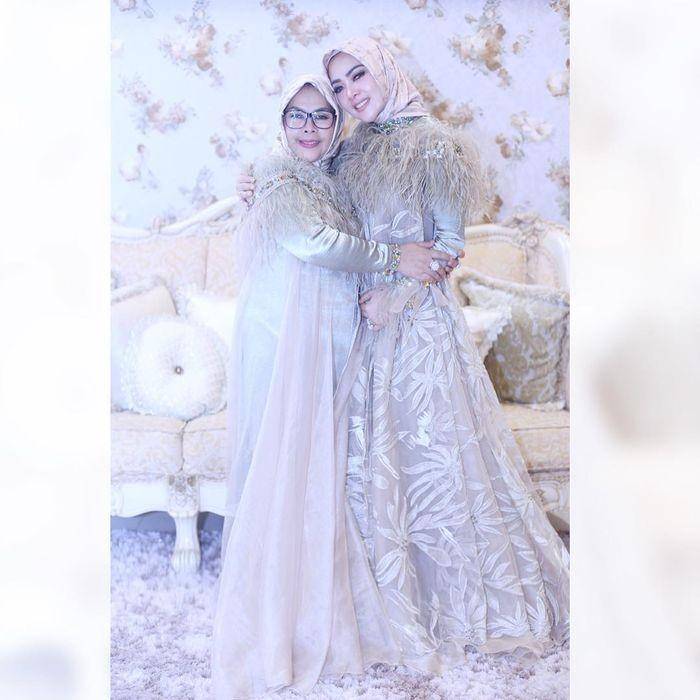 Syahrini dan ibunda (instagram.com/princessyahrini)