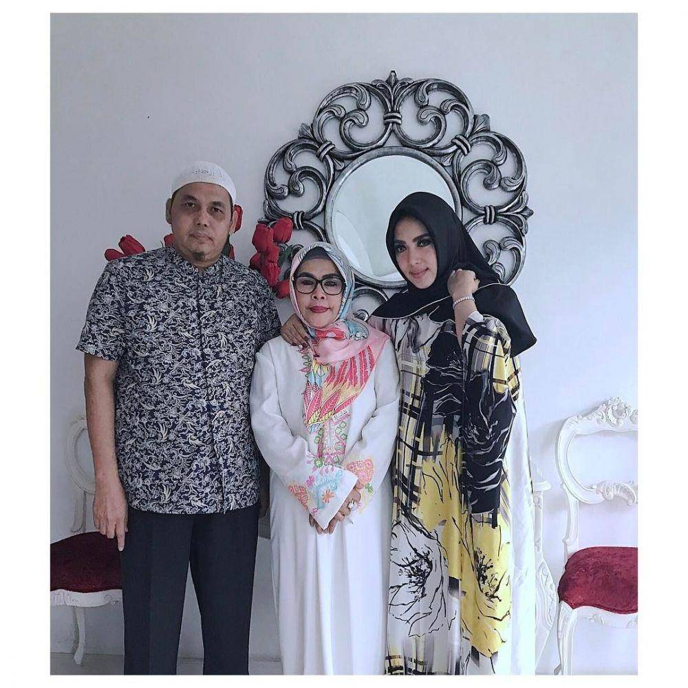 Syahrini dan ibunda (instagram.com/princessyahrini)