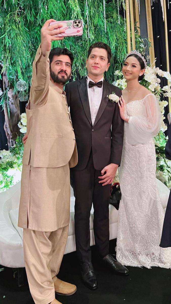 gaun resepsi nikah Glenca Chysara (instagram.com/attaulkarim1)