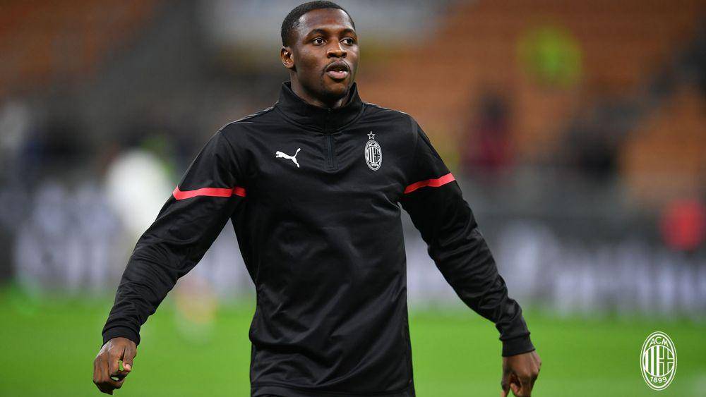Fode Ballo-Toure saat akan melakoni debut bersama AC Milan. (twitter.com/acmilan)