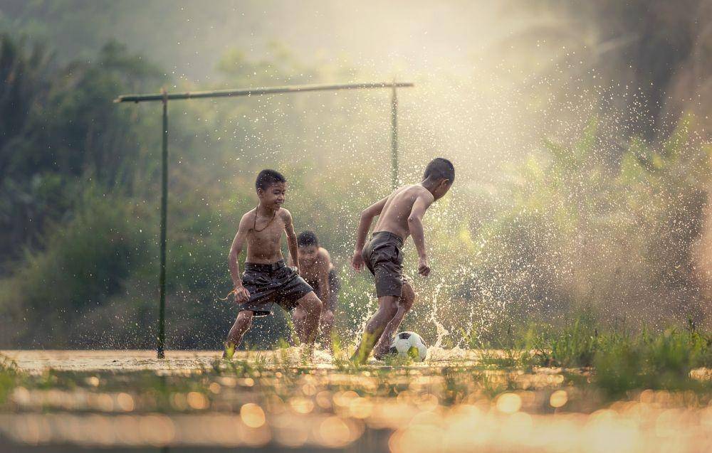 ilustrasi anak-anak bermain sepak bola (pixabay.com/Sasin Tipchai)