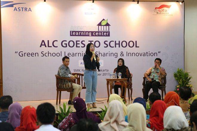 Amilia Agustin ketika menyampaikan gagasan di depan para tamu undangan ALC Goes To School pada 2017. (majalahcsr.id/AI)