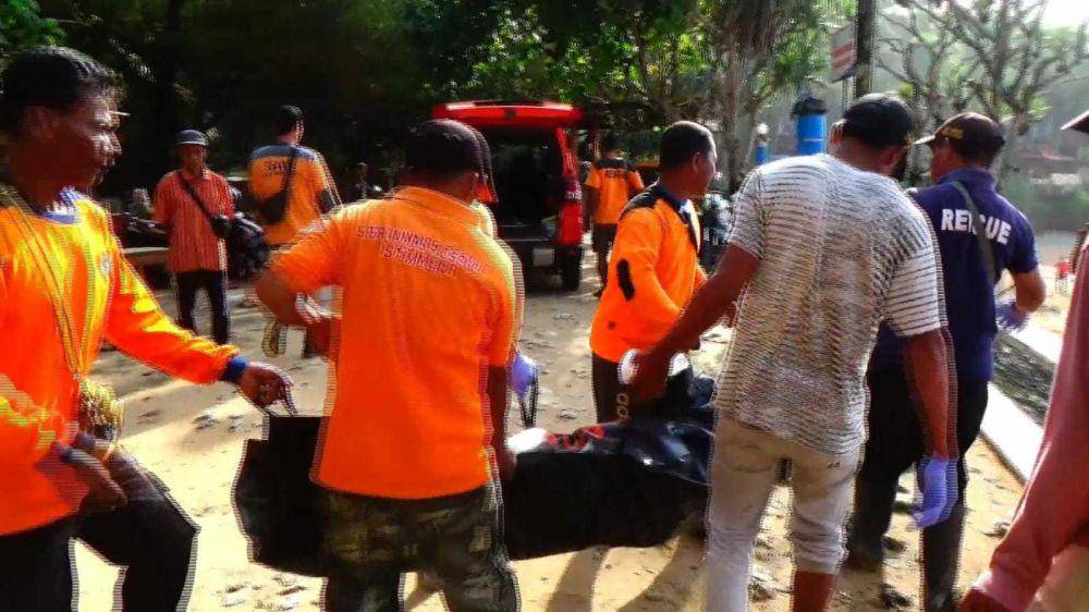 Evakuasi jenazah RN di Pantai Ngrawe. (Dok. Istimewa)