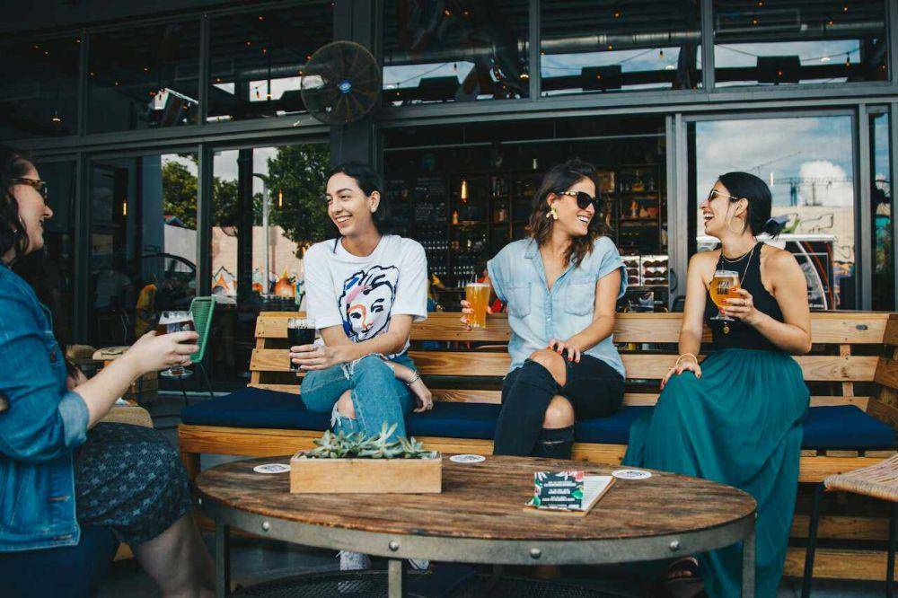 ilustrasi nongkrong di kafe (pexels.com/ELEVATE)