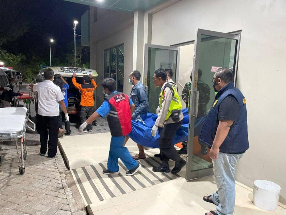 Aparat kepolisian bersama warga menggotong kantong mayat berisi korban kecelakaan minibus Panca Tunggal di Wonogiri. (Dok Humas Polda Jateng)