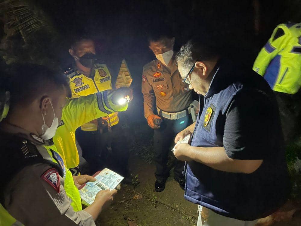 Aparat Satlantas Polres Wonogiri melacak identitas sopir minibus Panca Tunggal yang glondor di Desa Bumiharjo. (Dok Humas Polda Jateng)
