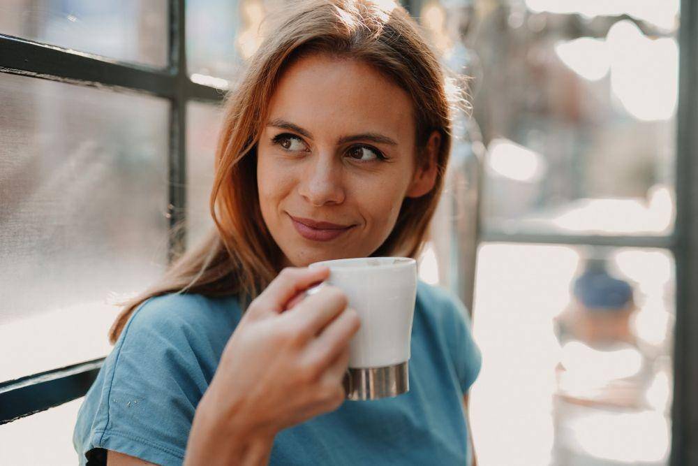 Ilustrasi minum kopi (unsplash.com/jennyueberberg)