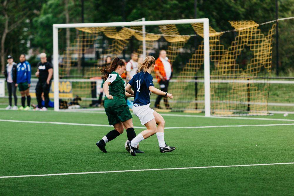 ilustrasi manfaat bermain sepak bola (unsplash.com/Joppe Spaa)