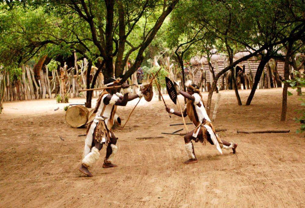 ilustrasi Nguni stick fighting (allnaijaentertainment.com)