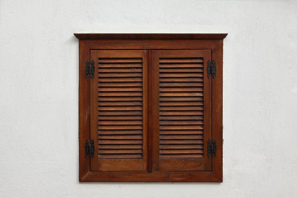 Ilustrasi jendela rumah dari kayu dengan gaya retro (Unsplash/Önder Örtel)