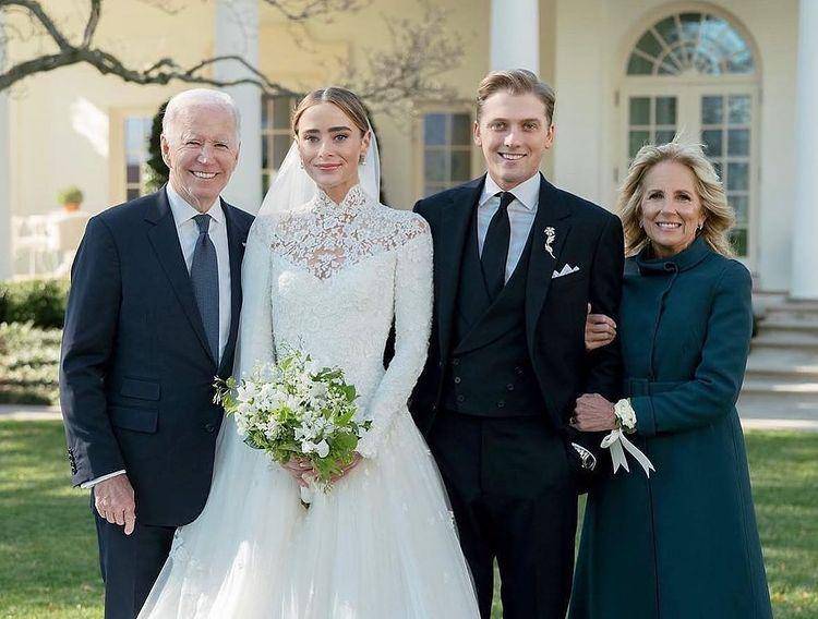 Potret pernikahan Naomi Biden dan Peter Neal. (instagram.com/joejillbidenfan)