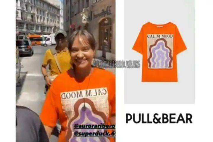 Aurora Ribero memakai kaos dari merk Pull and Bear (instagram.com/auroraribero.wears)