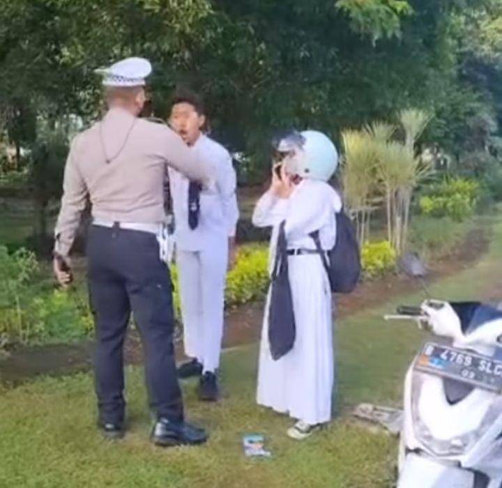 Pelajar di Sidoarjo marah-marah ke petugas lalu lintas. (Instagram/@ahmadsyahroni88).