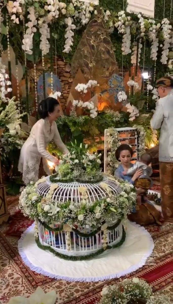 Dekorasi Tedak Siten anak Nikita Willy (instagram.com/rinadianatri)
