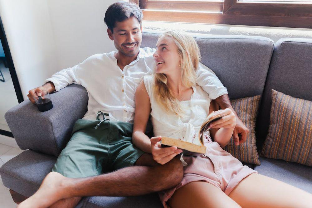 6 Posisi Cuddling Sambil Duduk, Mesra di Mana Saja