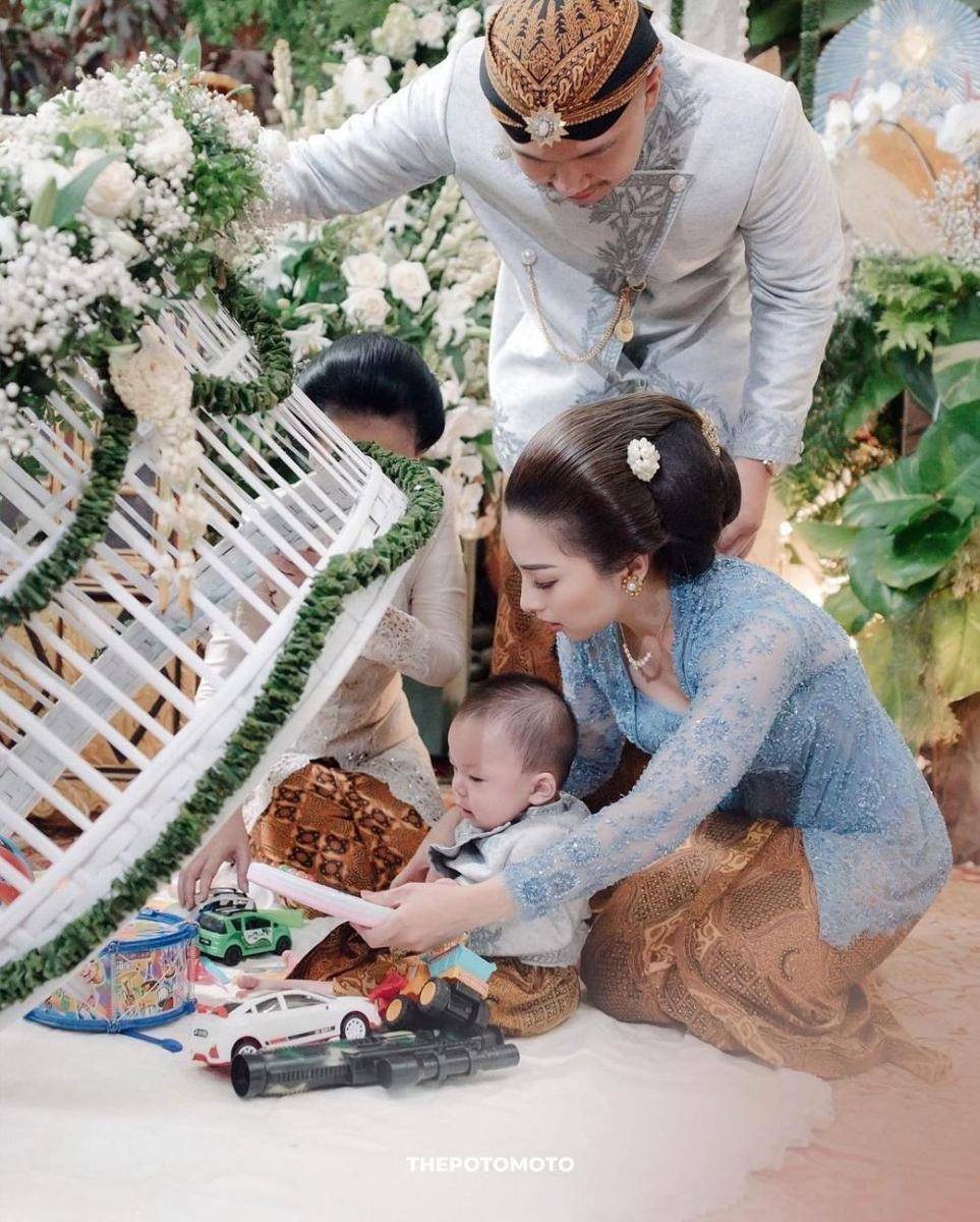 Dekorasi Tedak Siten anak Nikita Willy (instagram.com/thepotomoto)