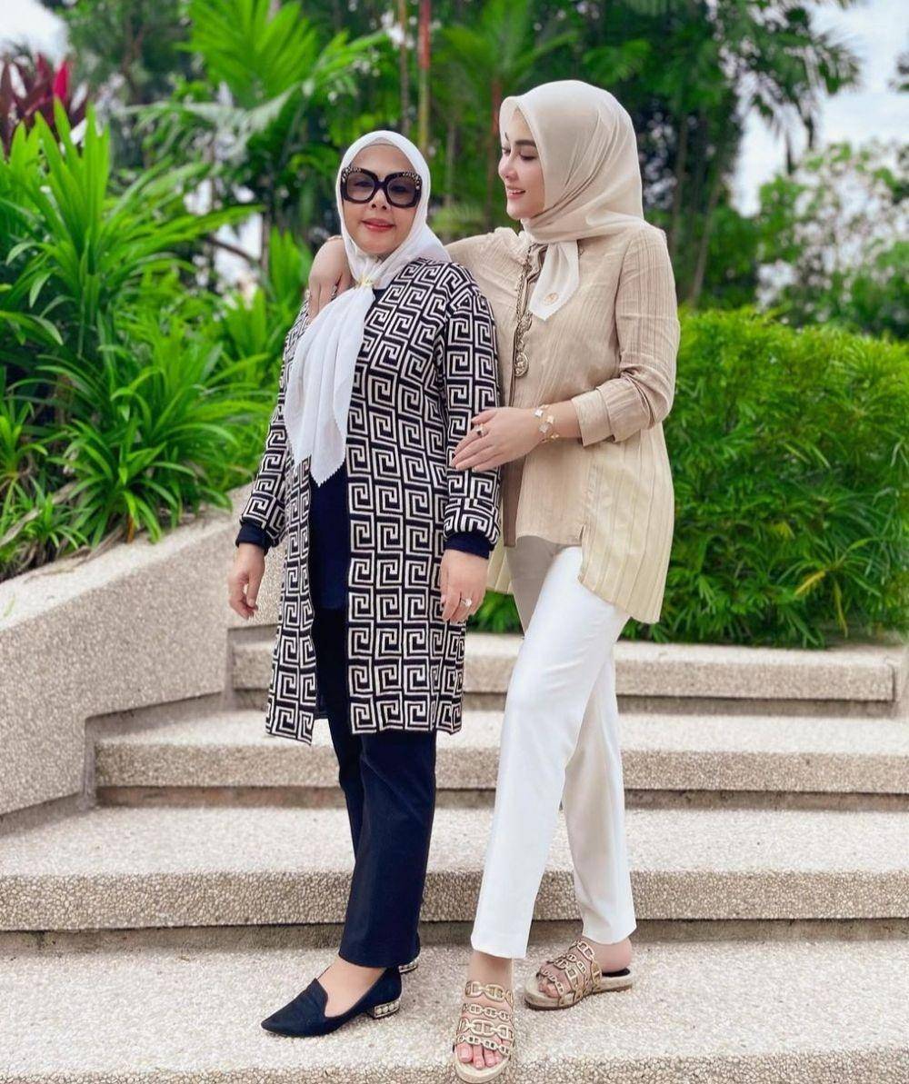 Syahrini dan ibunda (instagram.com/princessyahrini)