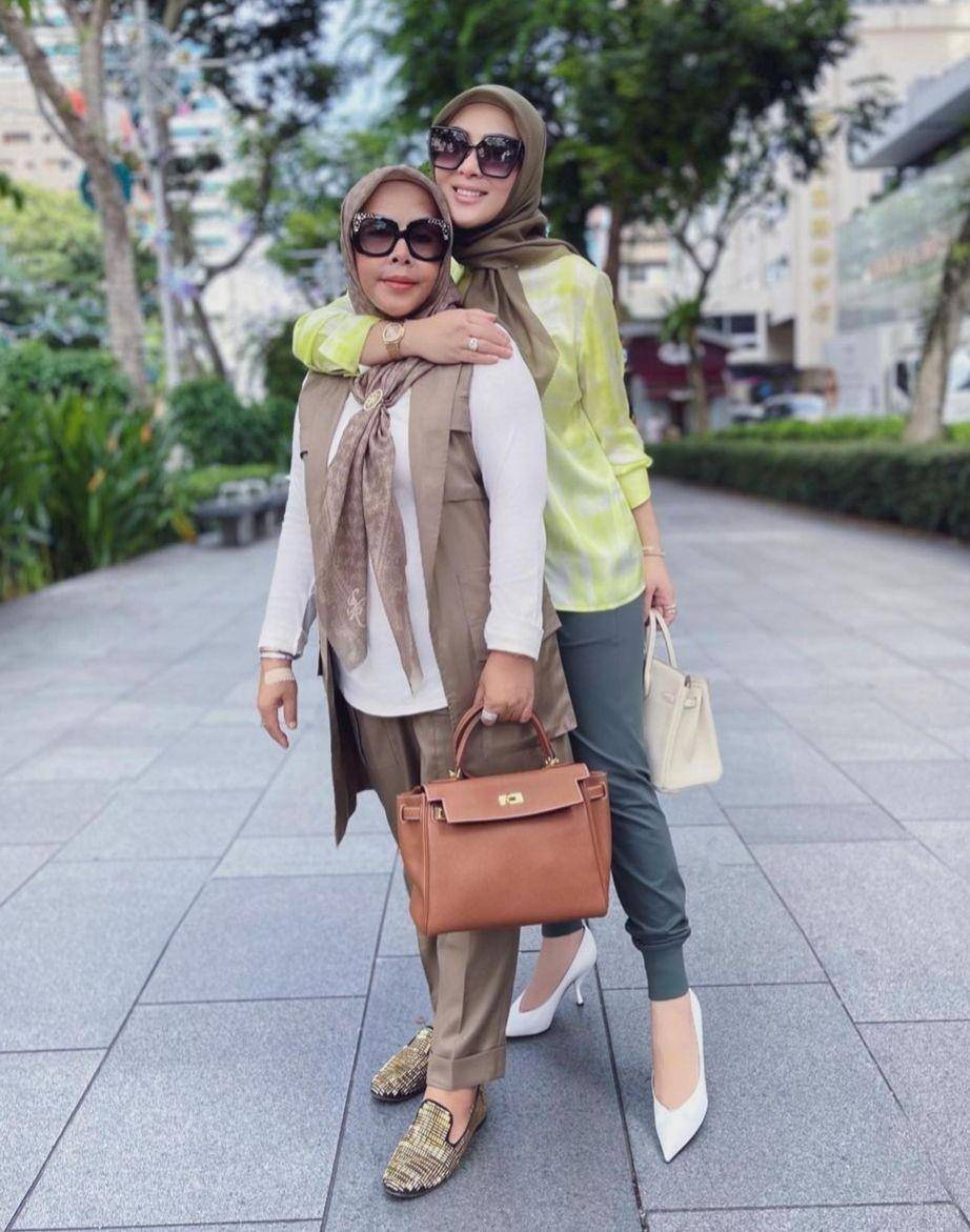 Syahrini dan ibunda (instagram.com/princessyahrini)