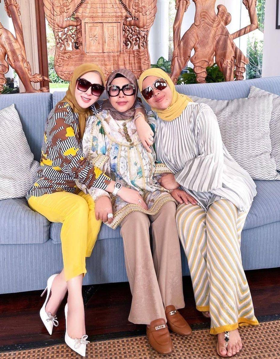 Syahrini dan ibunda (instagram.com/princessyahrini)
