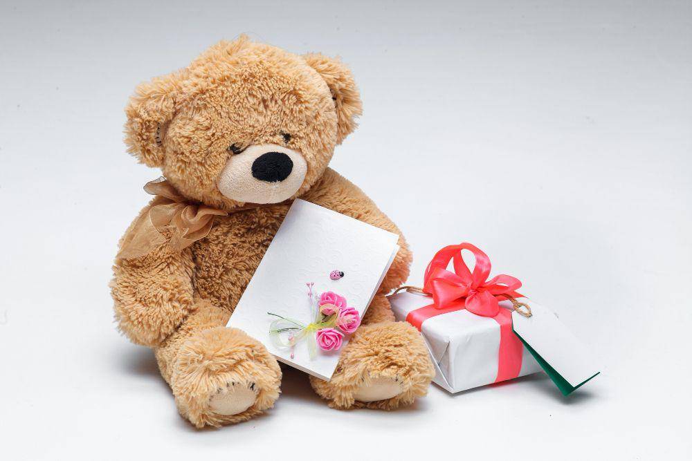 ilustrasi boneka dan hadiah (freepik.com/master1305)