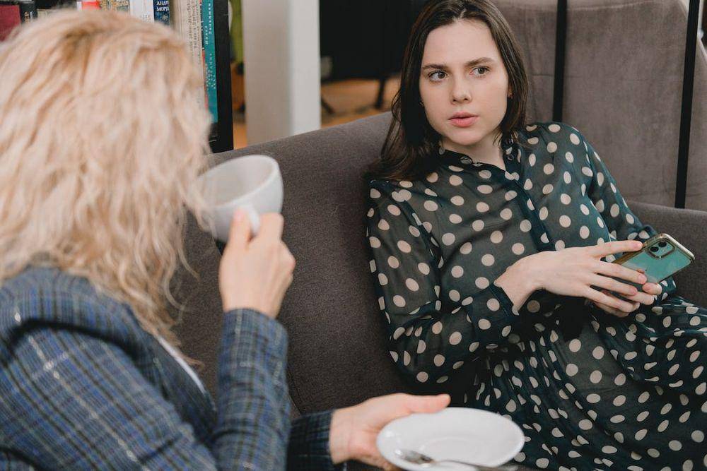 tips memilih teman curhat yang tepat (pexels.com/SHVETS production)