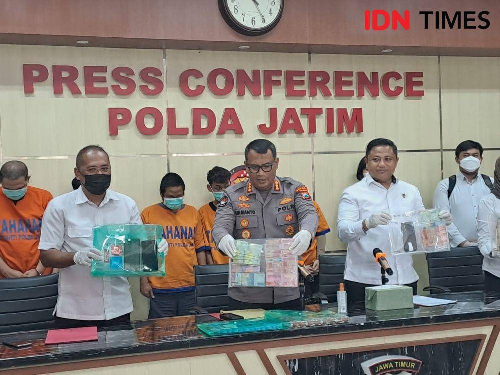 Subdit IV Renakta Ditreskrimum Polda Jatim rilis ungkap kasus penyekapan 19 wanita. IDN Times/Ardiansyah Fajar.