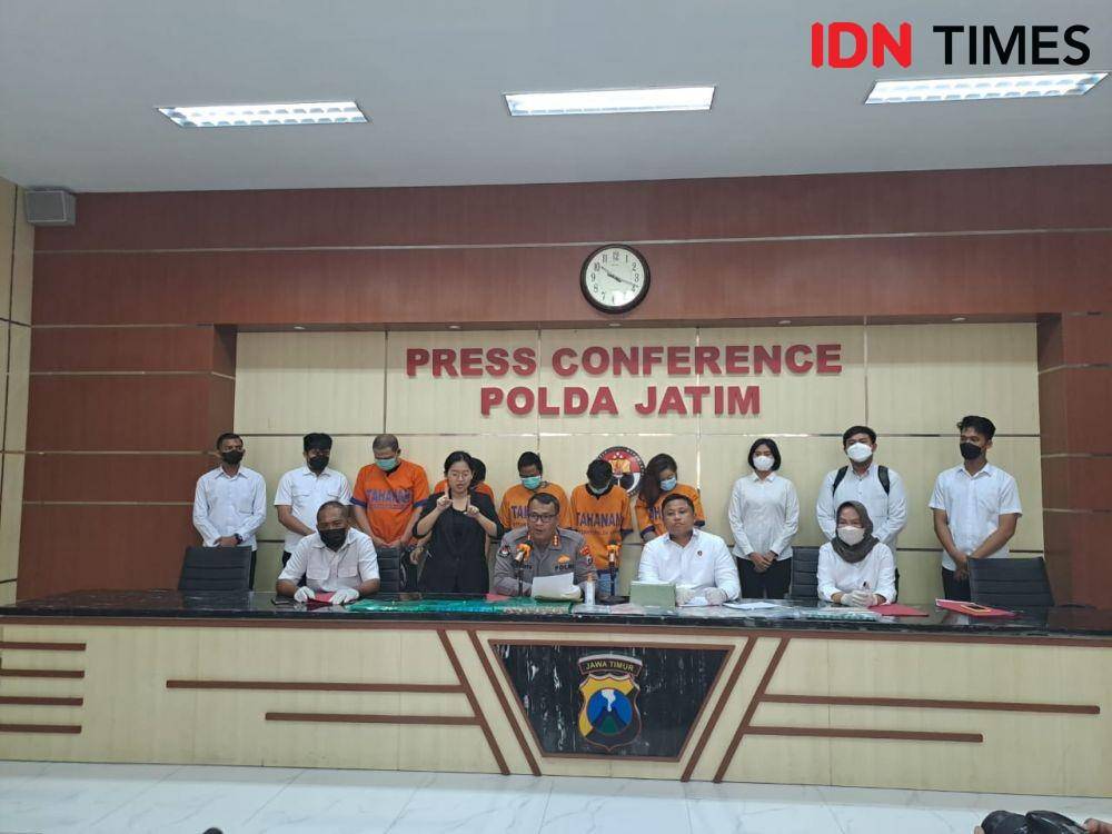 Subdit IV Renakta Ditreskrimum Polda Jatim rilis ungkap kasus penyekapan 19 wanita. IDN Times/Ardiansyah Fajar.