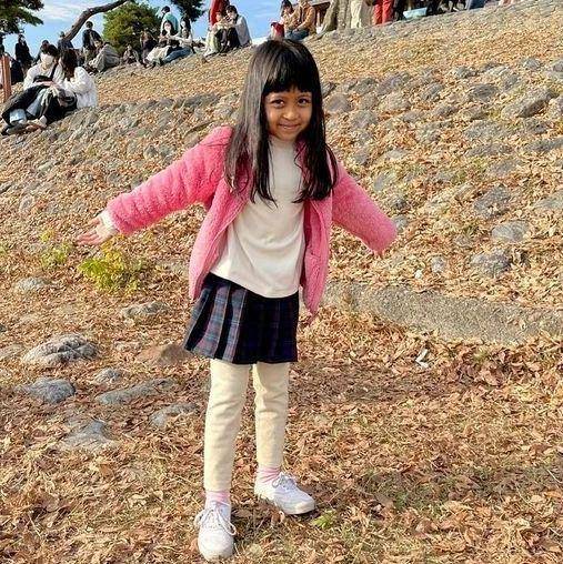 potret keluarga Desta liburan ke Jepang (instagram.com/destanatasha_family)