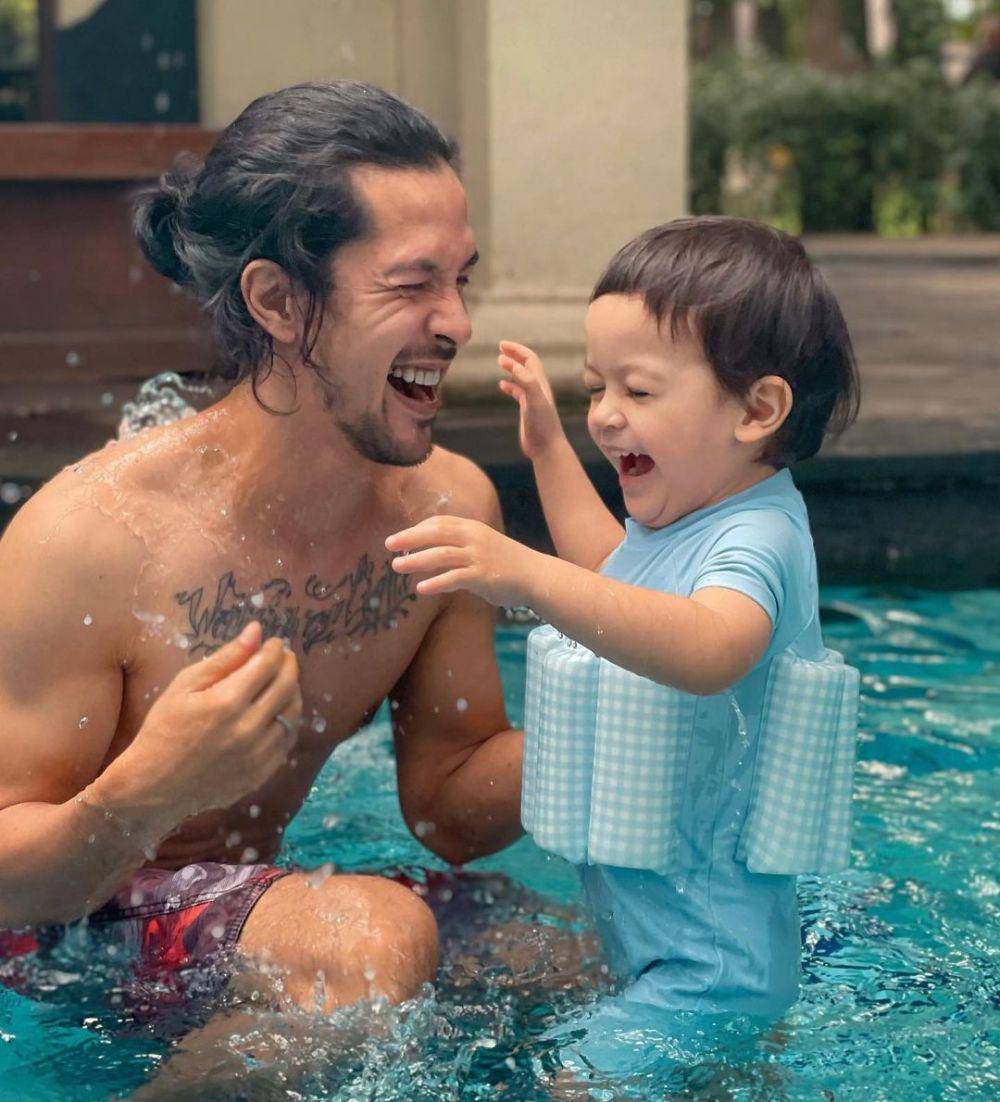 Edward Akbar dan buah hati (instagram.com/kimbrlyryder)