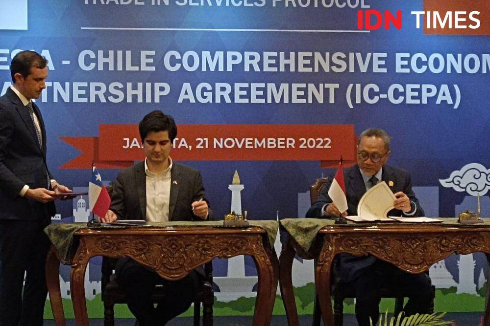 Menteri Perdagangan RI Zulkifli Hasan dan Wakil Menteri Hubungan Ekonomi Internasional Chile menandatangani Trade in Services (TIS) Agreement dalam Indonesia–Chile Comprehensive Economic Partnership Agreement (IC–CEPA). (IDN Times/Trio Hamdani)