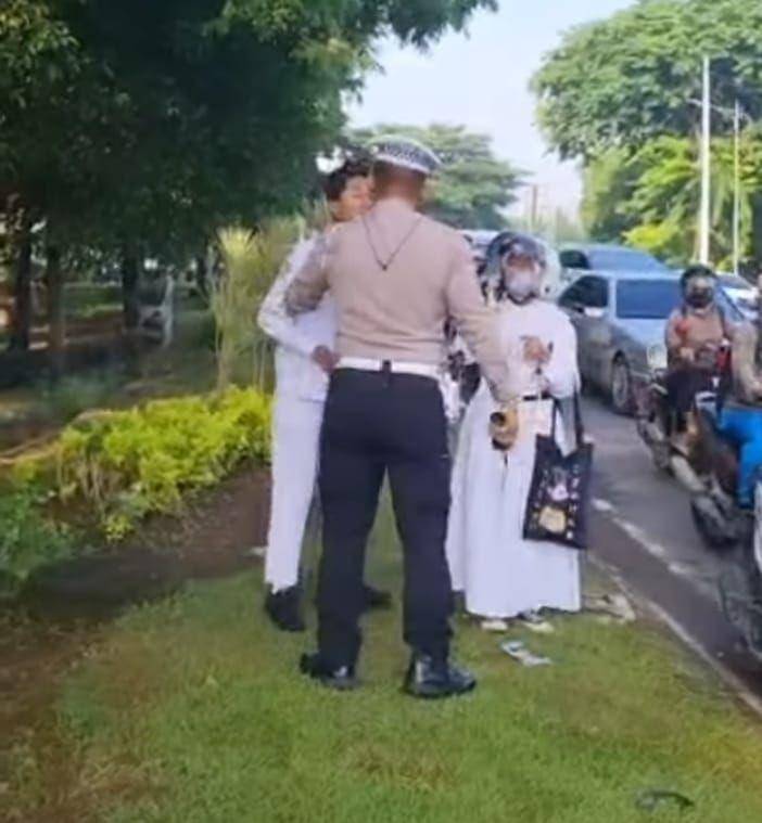 Pelajar di Sidoarjo marah-marah ke petugas lalu lintas. (Instagram/@ahmadsyahroni88).