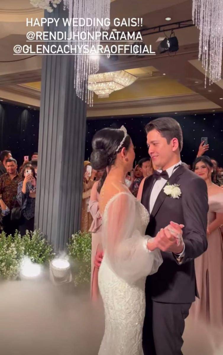 gaun resepsi nikah Glenca Chysara (instagram.com/krisjianabah)