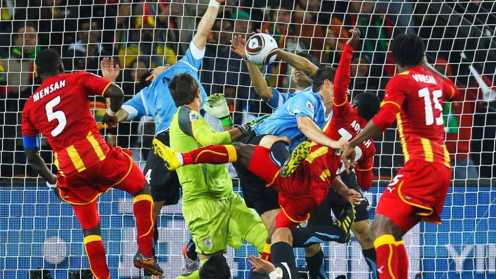 Luis Suarez menahan bola dengan tangannya pada perempat final Piala Dunia 2010. (fifa.com
