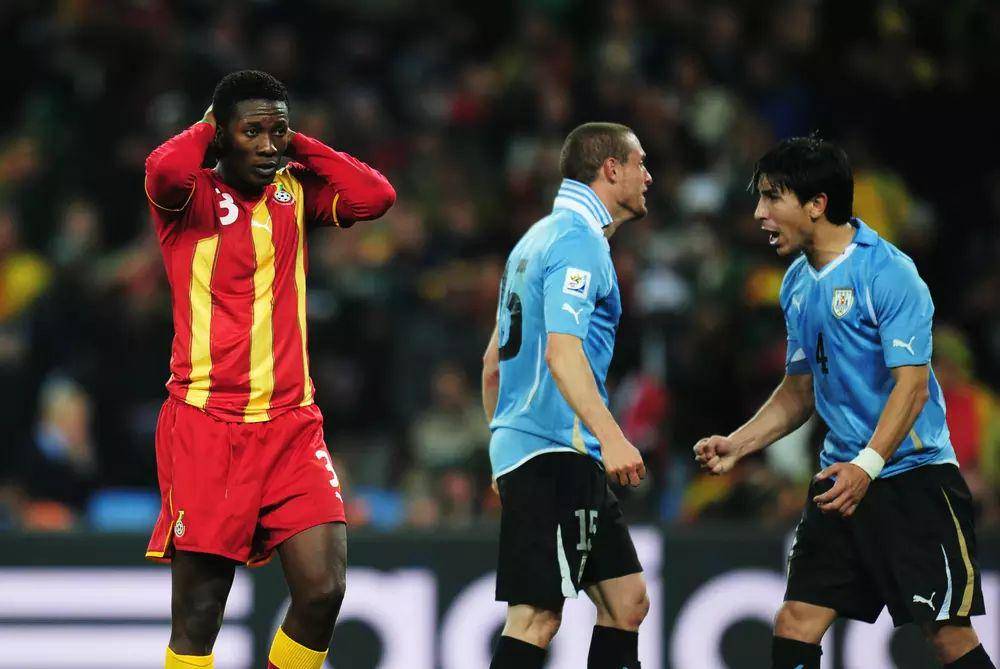 Asamoah Gyan (kiri) setelah eksekusi penaltinya gagal menjebol gawang Uruguay. (fifa.com)