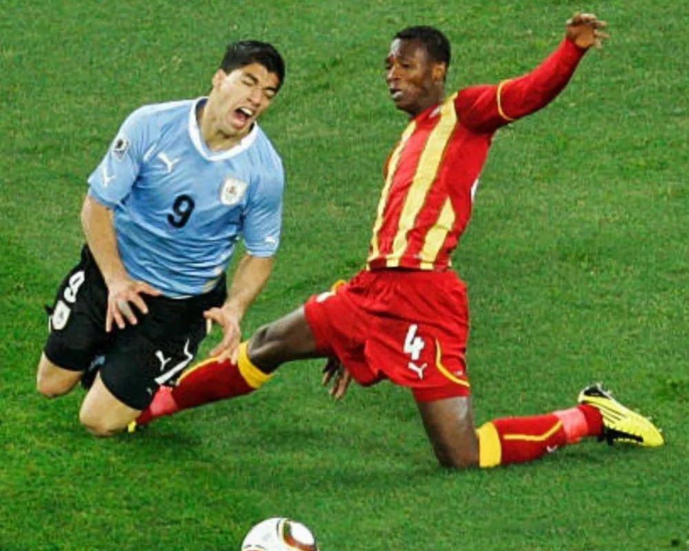 John Paintsil (kanan) mengaku tak bisa maafkan Luis Suarez. (instagram.com/john_paintsil_official)