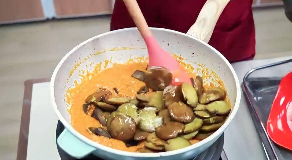 memasak sambal goreng jengkol hati (YouTube.com/Eddy Siswanto)