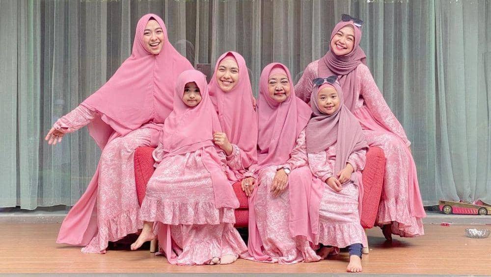 10 Ide Gamis Seragam ala Oki Setiana Dewi Bersaudari
