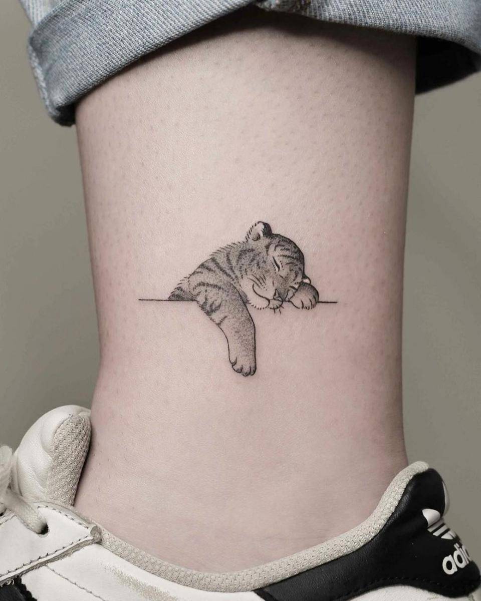 potret tato minimalis (instagram.com/minnietattooart)
