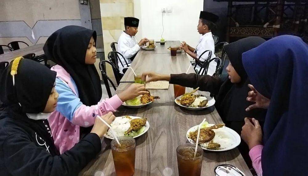 Warung Makan di Wisata Religi Makam Syaikhona Kholil (instagram.com/midarulhudatambakagung)