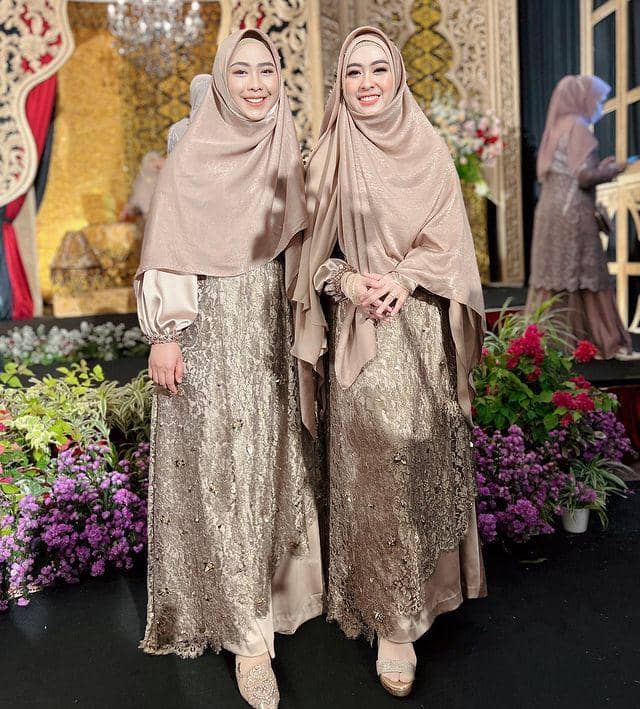 potret Oki Setiana Dewi dan adiknya (instagram.com/dr.shindyputri_)