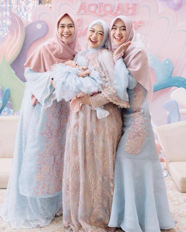 potret Oki Setiana Dewi dan dua adiknya (instagram.com/okisetianadewi)