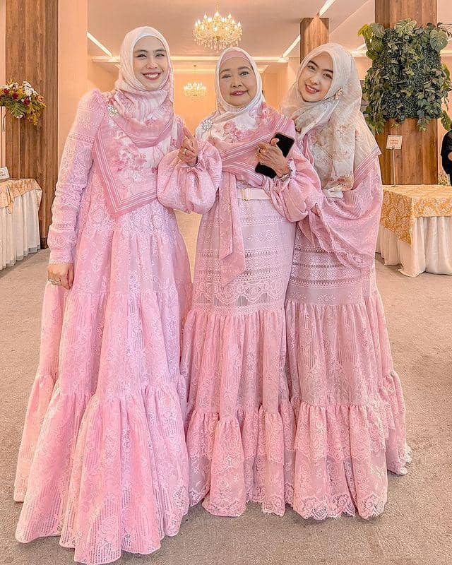 potret Oki Setiana Dewi dengan ibu dan adik (instagram.com/okisetianadewi)