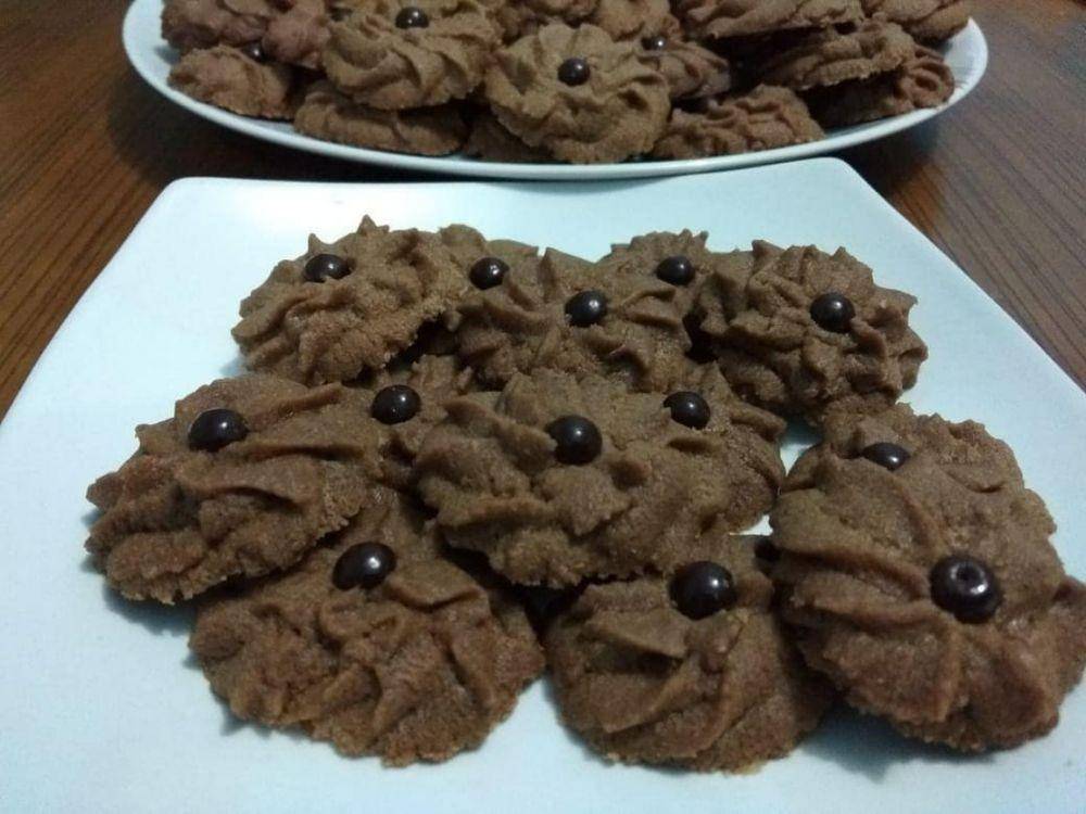 ilustrasi kue semprit cokelat (instagram.com/noncezkelcez)