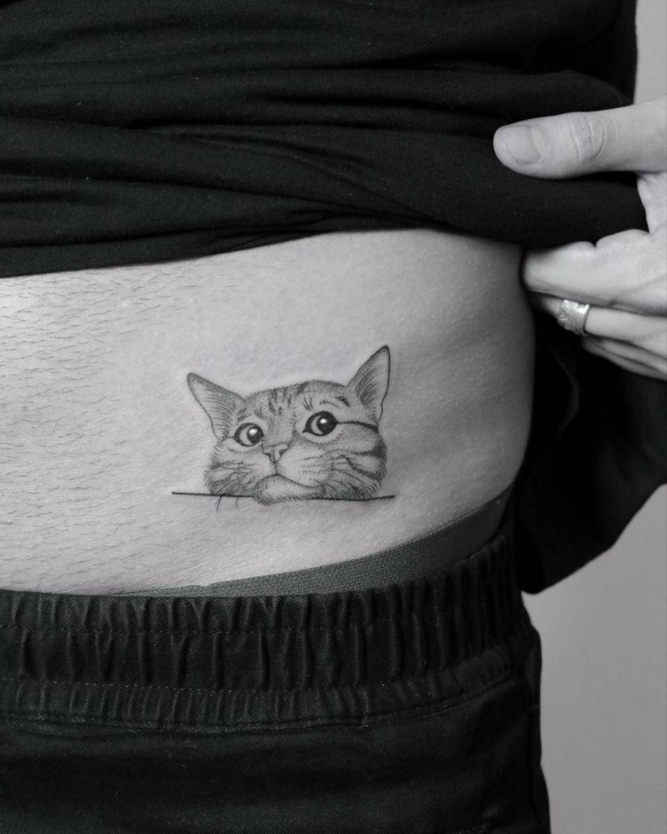 potret tato minimalis (instagram.com/minnietattooart)