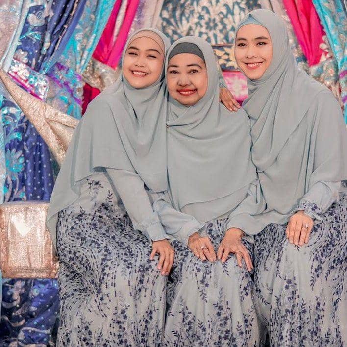 potret Oki Setiana Dewi bersama ibu dan adiknya (instagram.com/dr.shindyputri_)